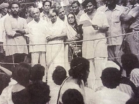 Sitaram Yechury reads a memorandum calling for the resignation of then-Prime Minister Indira Gandhi as chancellor of JNU in 1977